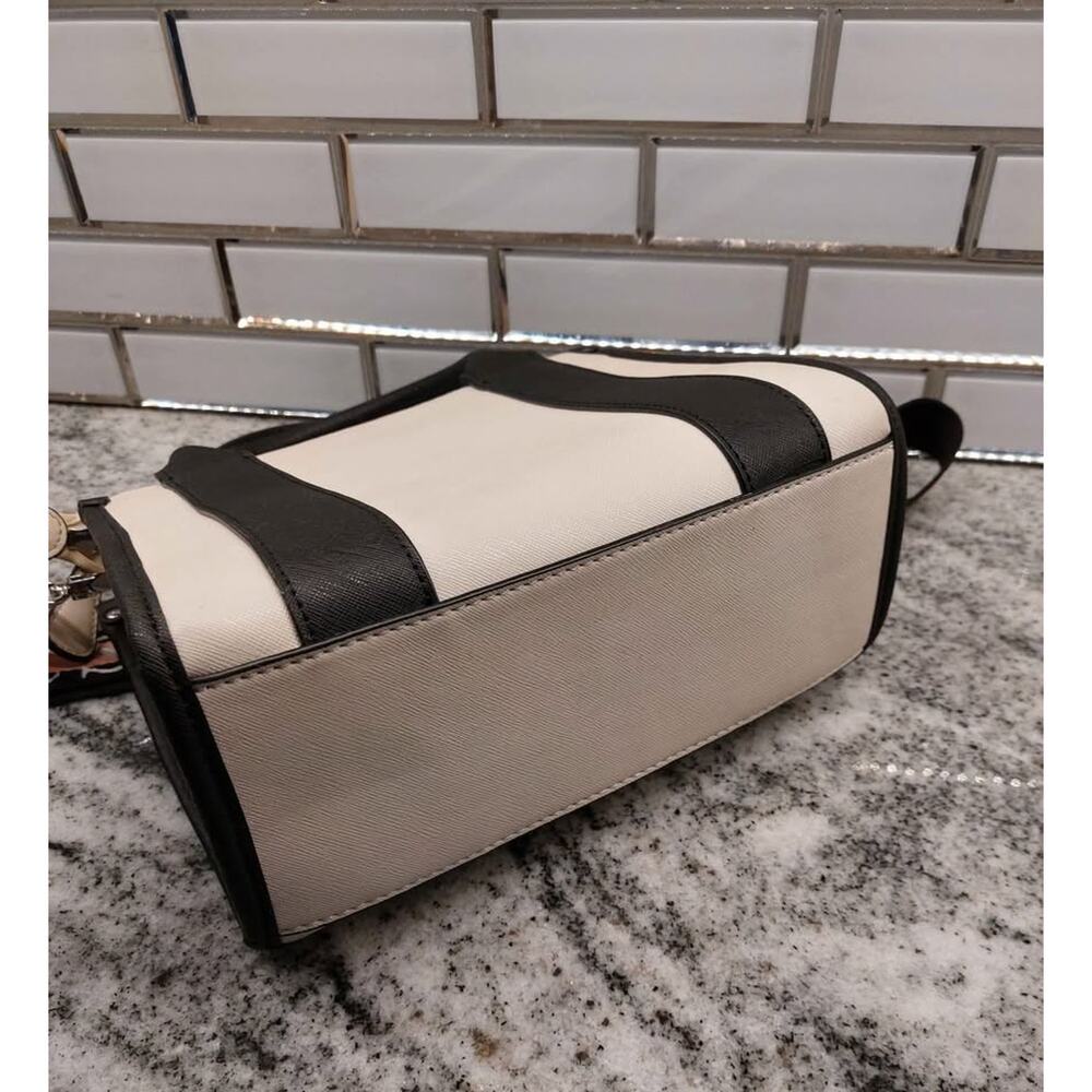 GUESS Black and Cream Handbag/Purse Excellent Condition - Picture 2 of 6
